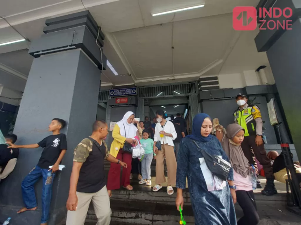 Suasana stasiun Jakarta Kota ramai pengunjung, Minggu (1/1/2023). (Indozone/Razdkanya Ramadhanty)