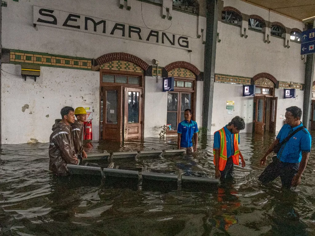 Banjir di Stasiun Tawang, Semarang, Jawa Tengah. (ANTARA FOTO/Aji Styawan).