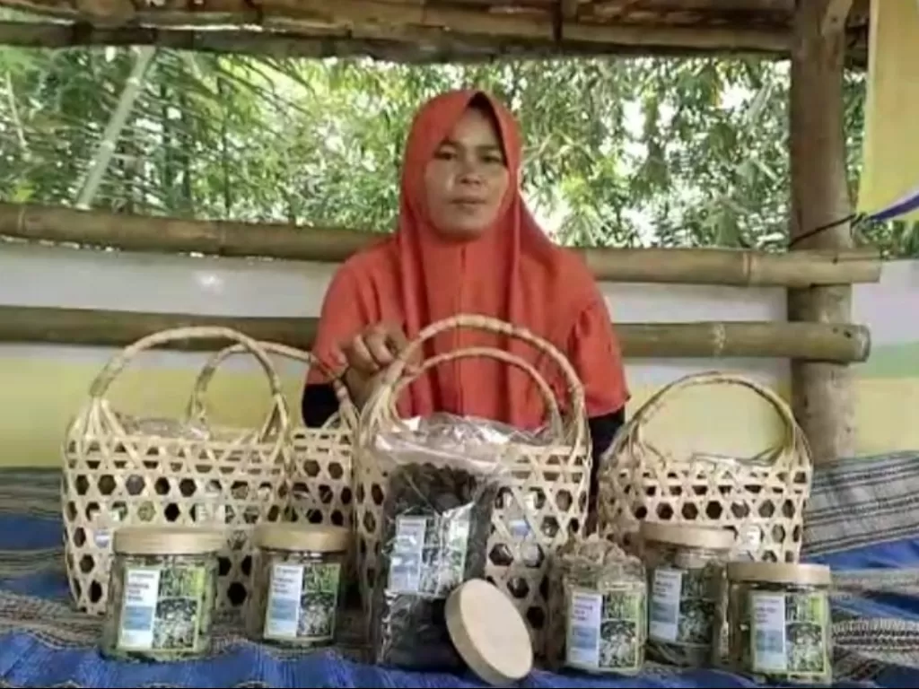 Usai dapat pelatihan dari BRI, wanita ini sukses bangun usaha kerupuk daun bambu. (Dok Humas BRI)