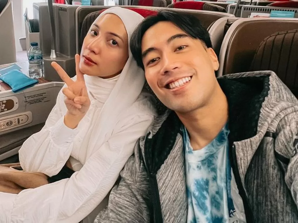 Sheila Dara pakai hijab di samping suaminya Vidi Aldiano. (Instagram/@vidialdiano)