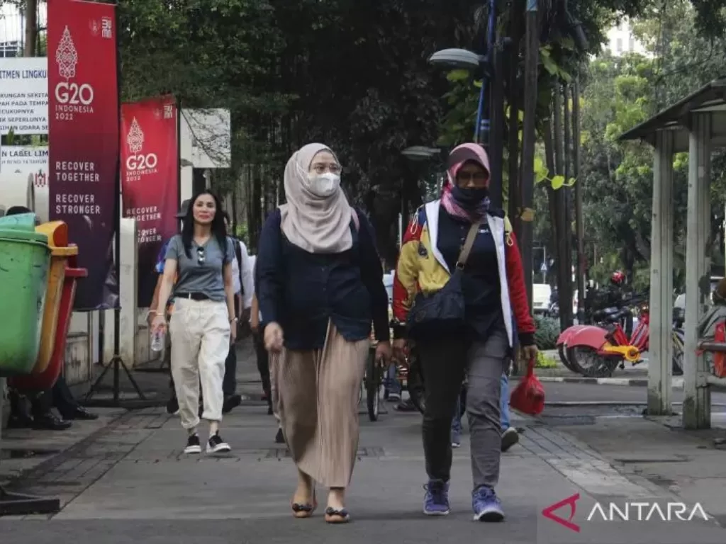 Pejalan kaki mengenakan masker di Jalan Kebon Sirih, Jakarta (ANTARA FOTO/Budi Prasetiyo)