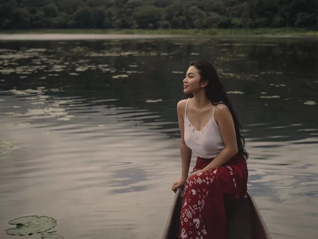 Aktris sekaligus penulis Ariel Tatum saat tengah berada di sebuah danau. (Instagram/arieltatum)