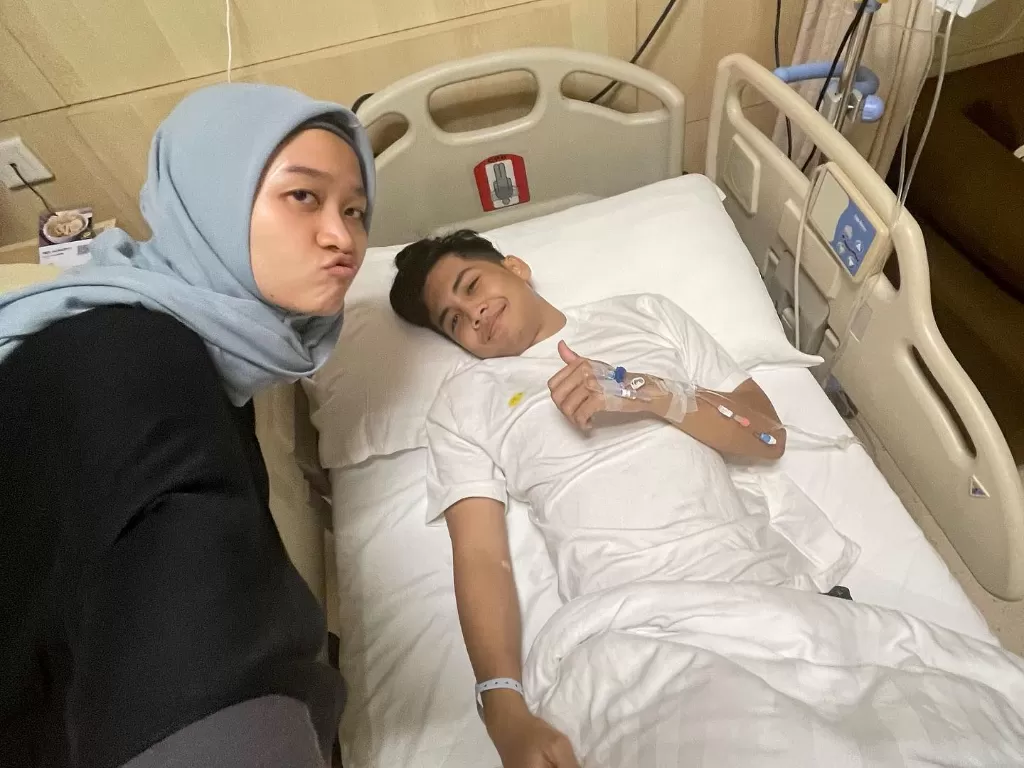 Bintang Emon dan istri di rumah sakit (Instagram/bintangemon)