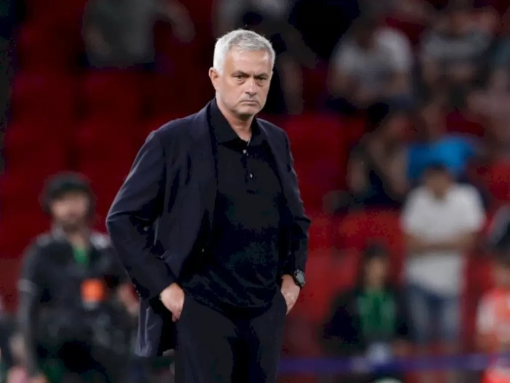 Jose Mourinho di pinggir lapangan (REUTERS/Bernadett Szabo)