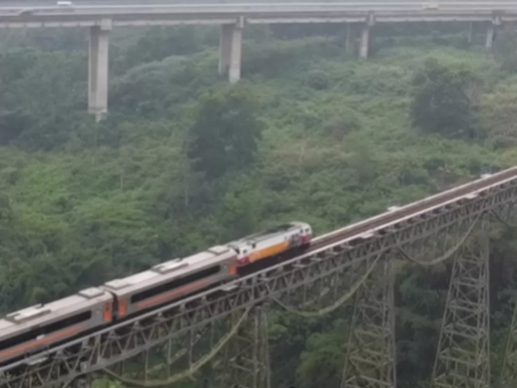 Kereta api melintas di jembatan Cikubang. (Instagram/@kai121_)