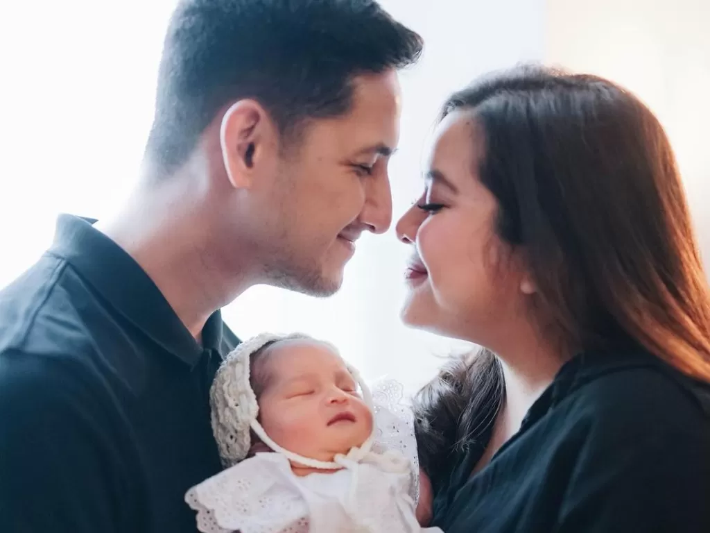Tasya Kamila bersama suami dan anak keduanya. (Instagram/tasyakamila)