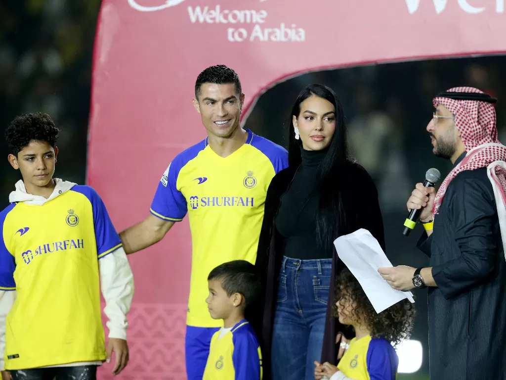 Georgina Rodriguez dalam penyambutan Cristiano Ronaldo bergabung klub Arab Saudi, Al Nassr, Rabu (3/1/2022) waktu setempat. (REUTERS/Ahmed Yosri)