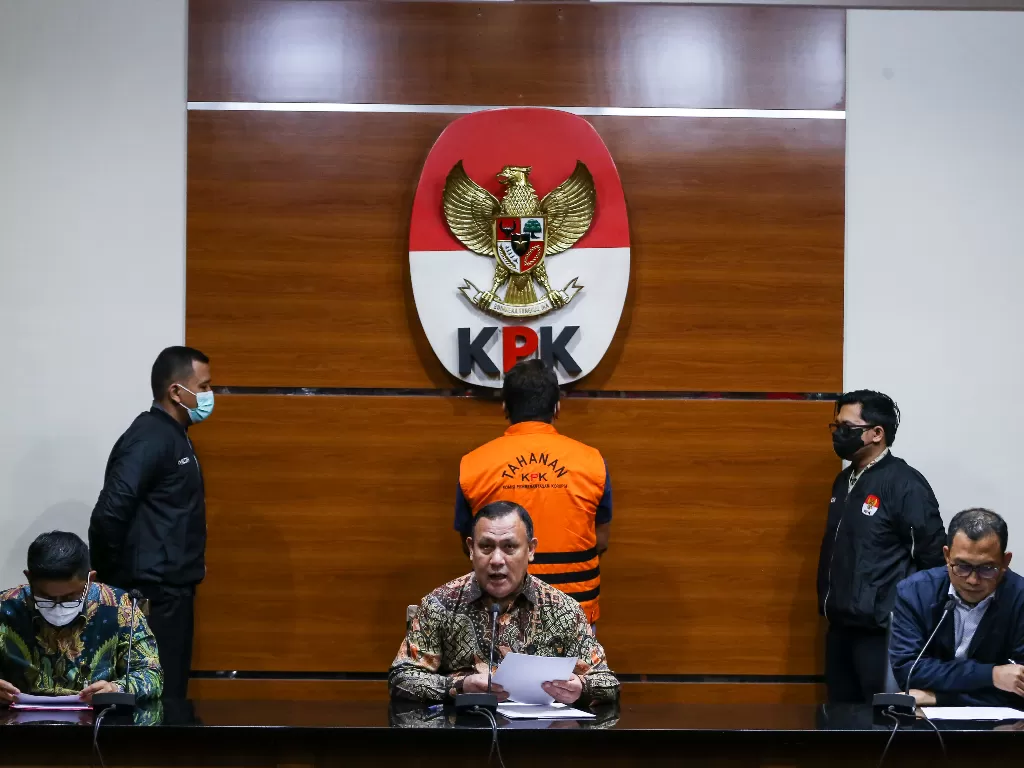 Ketua KPK Firli Bahuri (tengah) saat memberikan konfrensi pers terkait AKBP Bambang Kayun. (ANTARA FOTO/Rivan Awal Lingga)