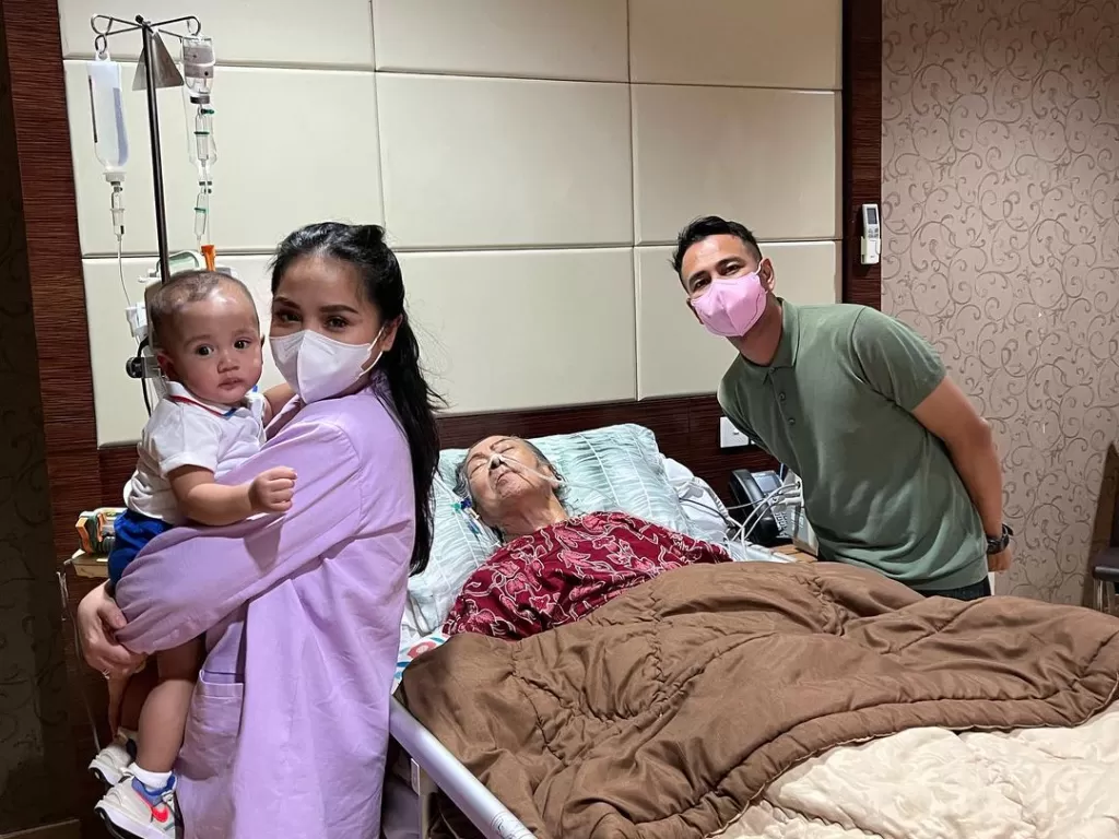 Raffi Ahmad bersama Nagita Slavina dan anaknya saat menjenguk Mami Popon kala itu. (Instagram/raffinagita1717)