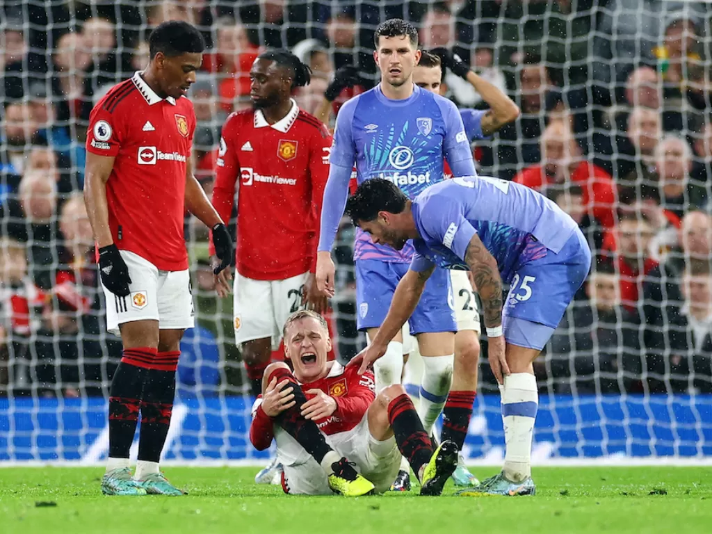 Donny van de Beek mengalami cedera saat laga Manchester United vs Bournemouth (REUTERS/Carl Recine)