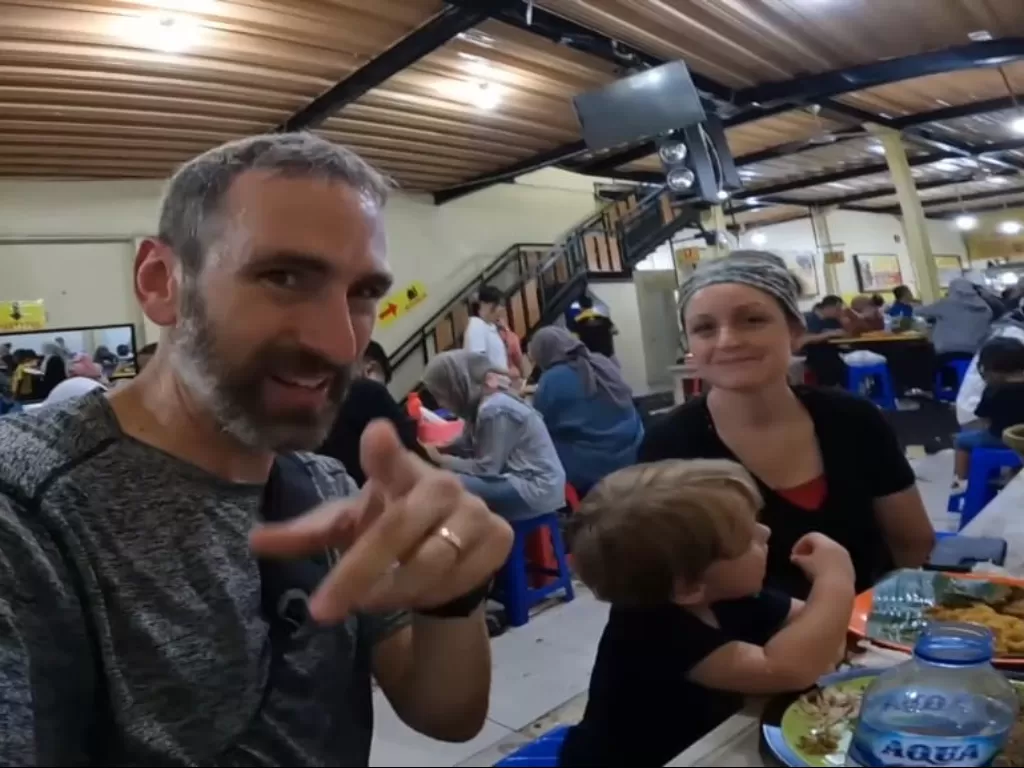 Keluarga Bule Asal Amerika Serikat Jajal Makanan Sunda (Youtube/Bags Packed Family)
