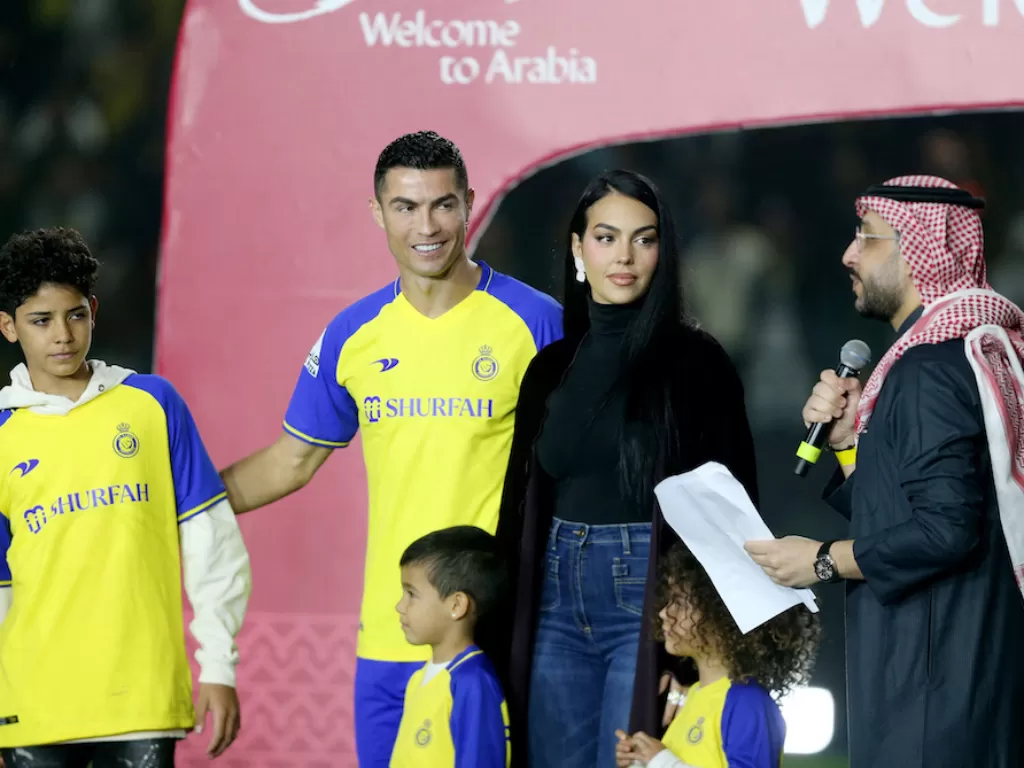 Cristiano Ronaldo bersama Georgina Rodriguez dan anak-anaknya (REUTERS/Ahmed Yosri)