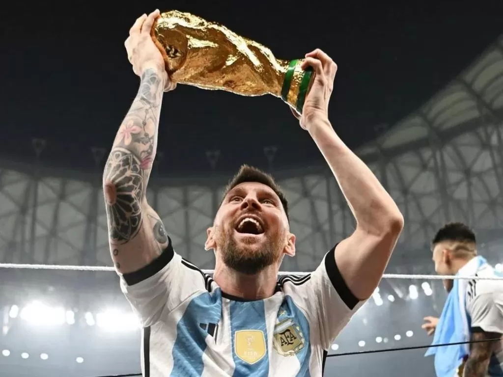 Waduh! Ternyata Messi Angkat Trofi Piala Dunia Palsu di Postingan IG Bersejarahnya. (Instagram/@leomessi).