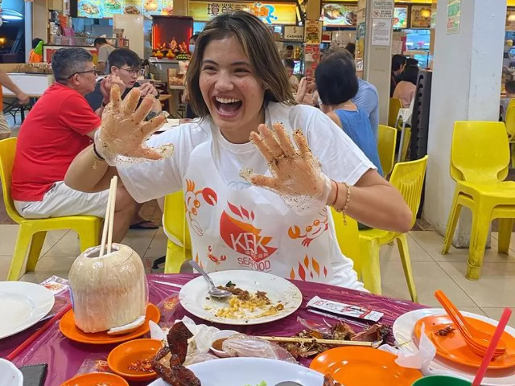 Emma Raducanu saat menyantap kepiting lada hitam di Singapura. (Instagram/@emmaraducanu)