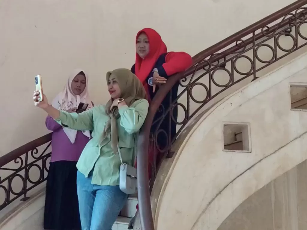 Warga selfie di rumah viral Eny di Cakung (Z Creators/Ridwan)