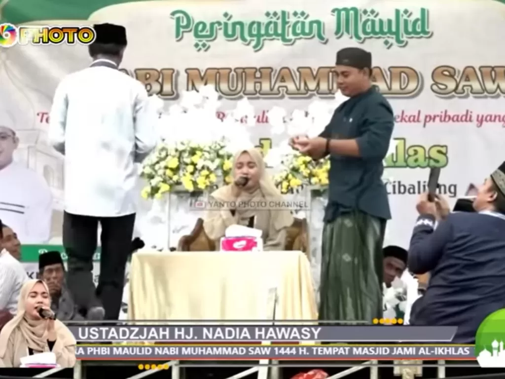 Ustadzah Nadia Hawasy disawer saat tilawah. (YouTube/yanto photo)