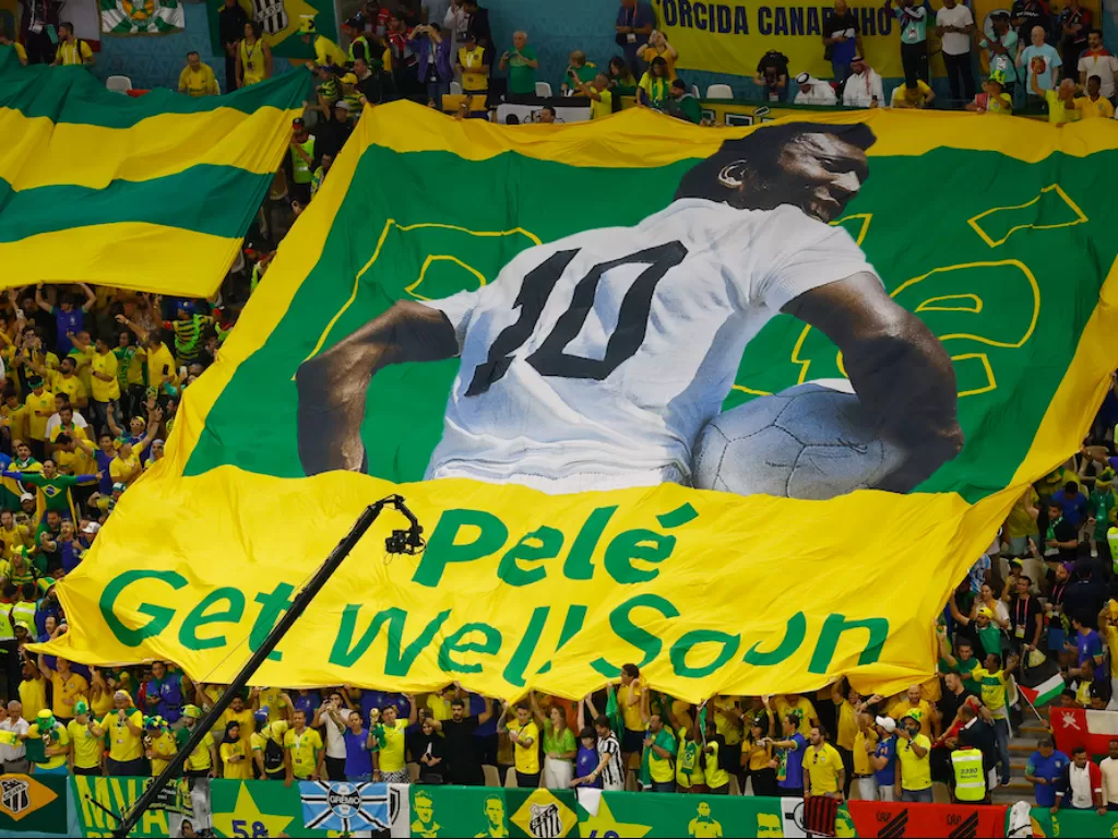 Dukungan suporter Brasil untuk Pele (REUTERS/Jennifer Lorenzini)2