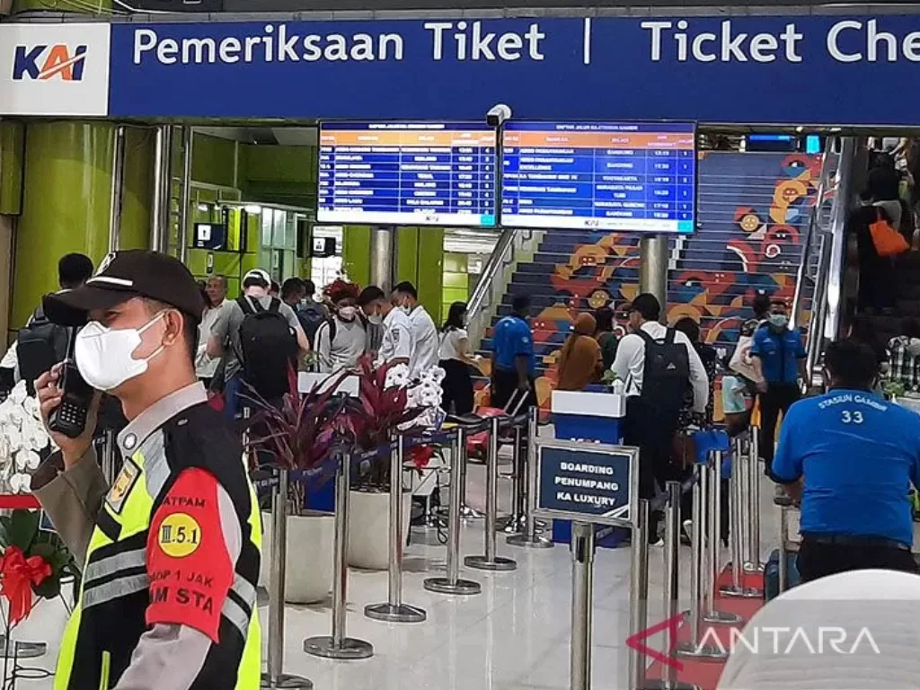 Sejumlah penumpang yang akan melakukan perjalanan pada Tahun Baru 2023 di Stasiun Gambir, Jakarta Pusat, Senin (2/1/2023). (ANTARA/Ulfa Jainita)
