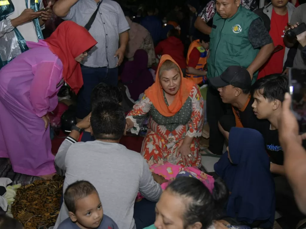 Plt Wali kota Semarang, Hevearita Gunaryanti Rahayu, terjun langsung meninjau lokasi banjir di Perumahan Dinar Indah, Meteseh, Kecamatan Tembalang. (Dok. Pemkot Semarang)