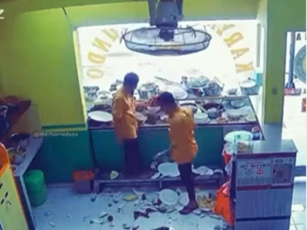 Penampakan piring-piring berjatuhan ke lantai saat karyawan susun lauk di rumah makan Padang. (Screenshoot/Instagram/@memomedsos)