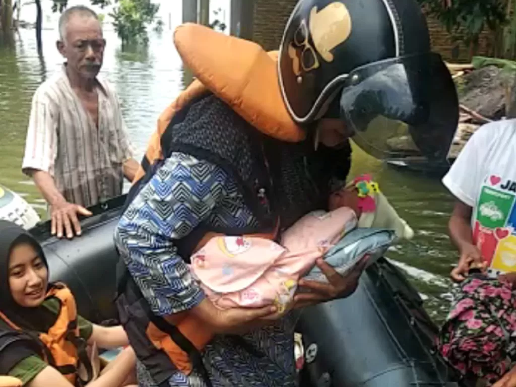 Evakuasi bayi akibat banjir Jepara berlangsung dramatis. (Z Creators/Deddy Setyawan)