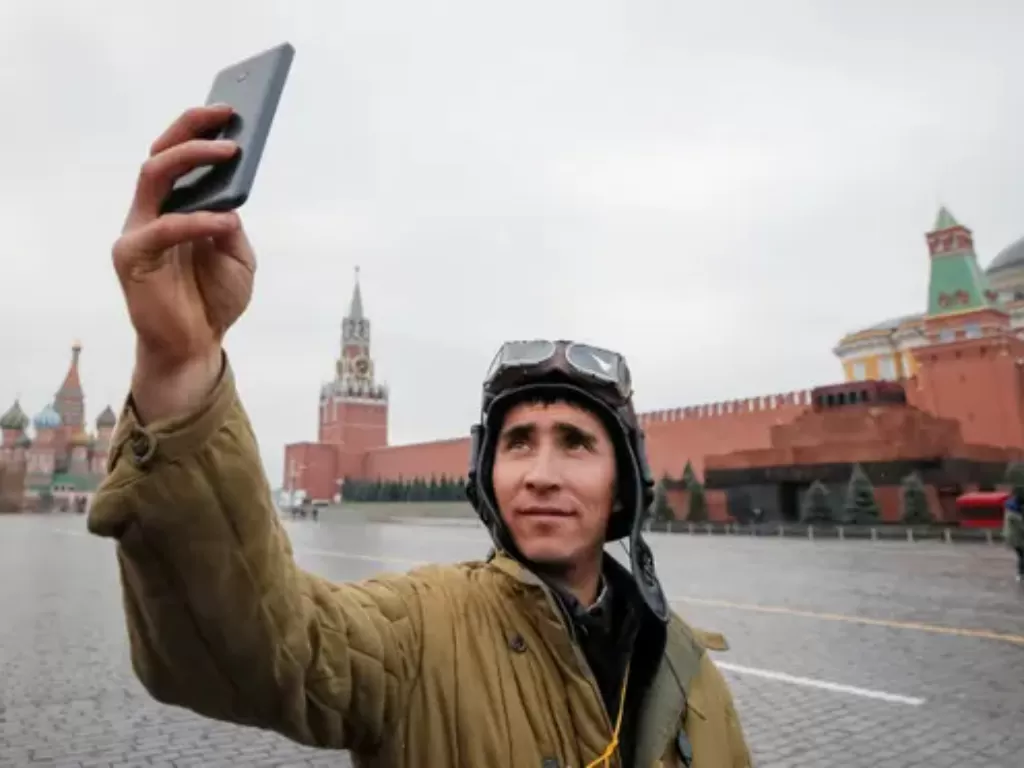 Tentara Rusia akan dilarang membawa smartphone dan perangkat pintar (Reuters/Maxim Shemetov)