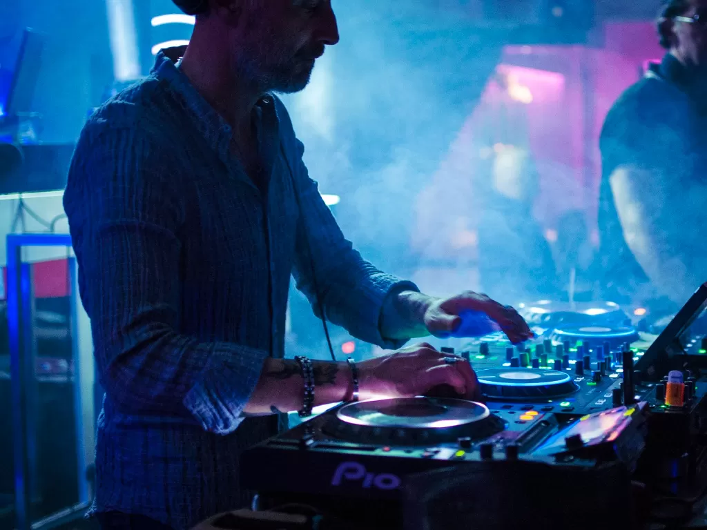 Ilustrasi DJ di kelab malam (Pixabay/Fra Cast)