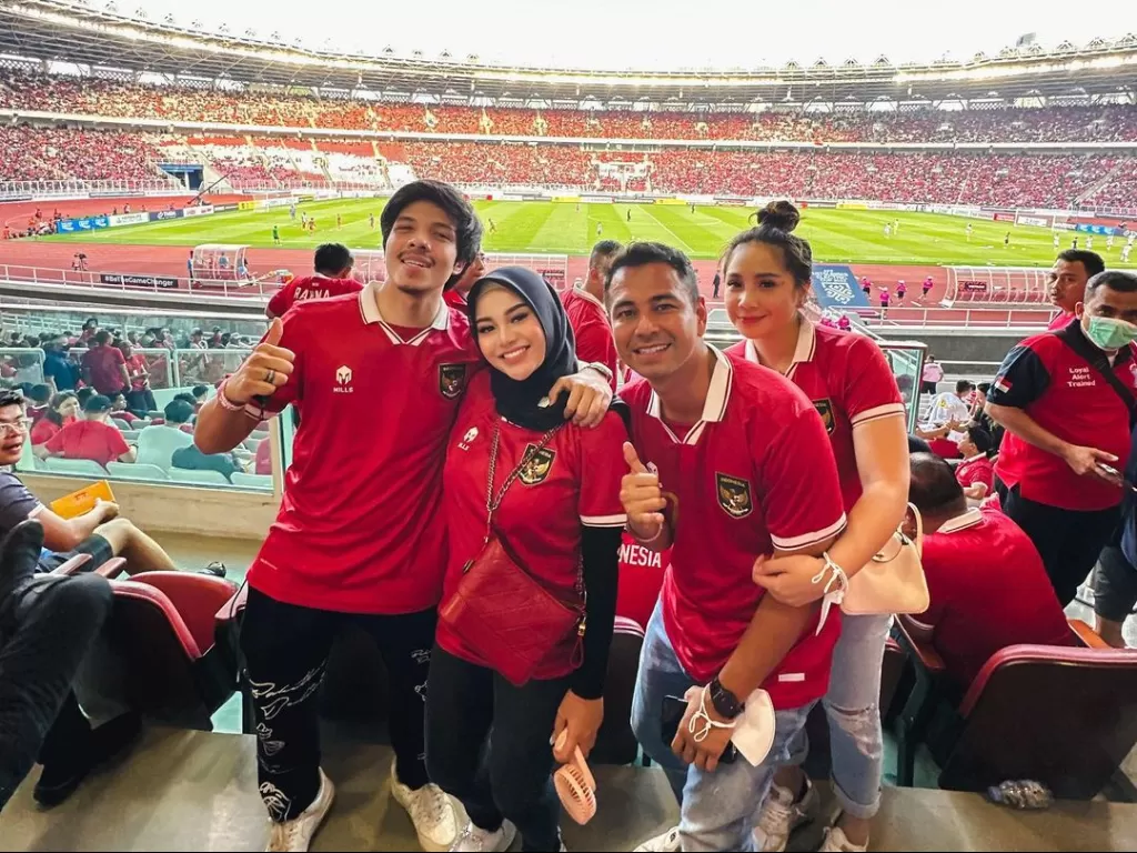 Atta Halilintar dan Aurel Hermansyah nonton bola di SUGBK bersama Raffi Ahmad dan Nagita Slavina. (Instagram/attahalilintar)