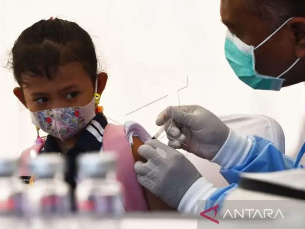 Petugas kesehatan menyuntikkan vaksin COVID-19 pada seorang anak (ANTARA FOTO/Siswowidodo)
