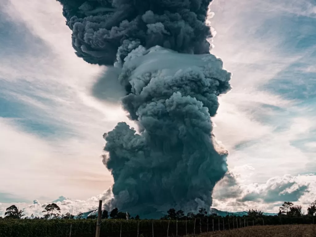 Ilustrasi gunung erupsi. (Pexels/rizknas)