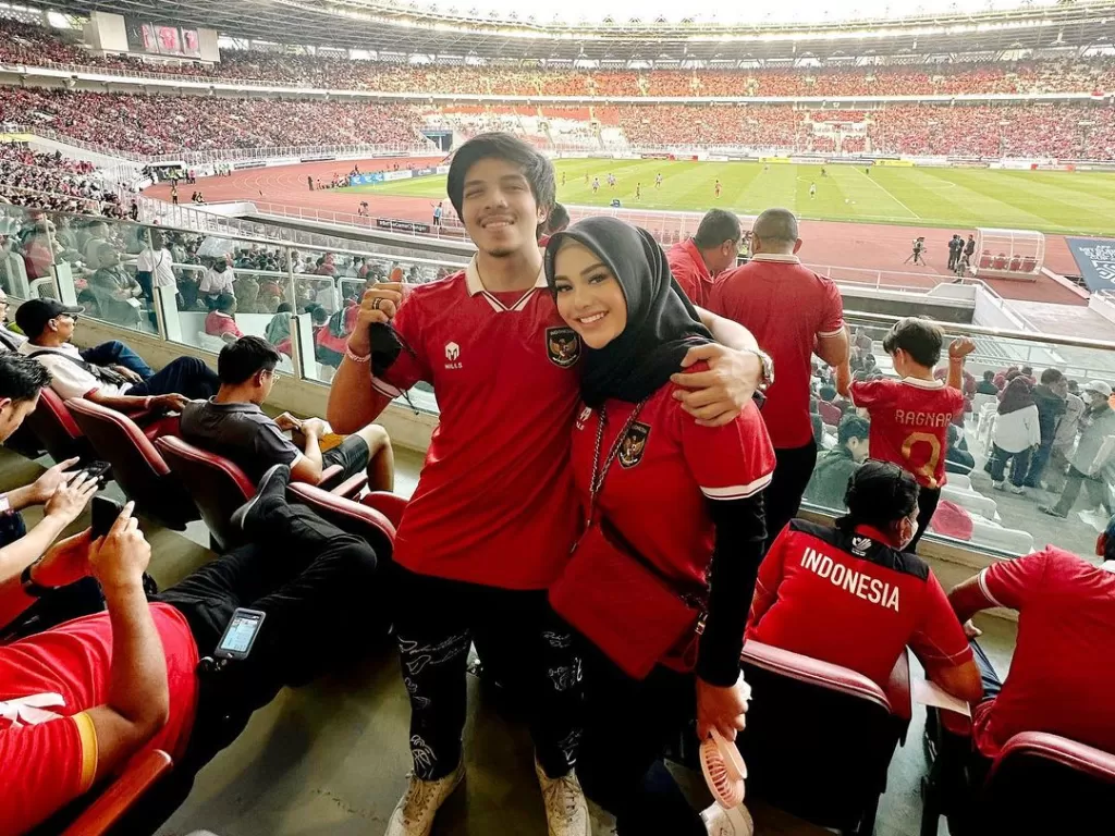 Atta Halilintar dan Aurel Hermansyah saat nonton Timnas Indonesia vs Vietnam di GBK. (Instagram/aurelie.hermansyah)