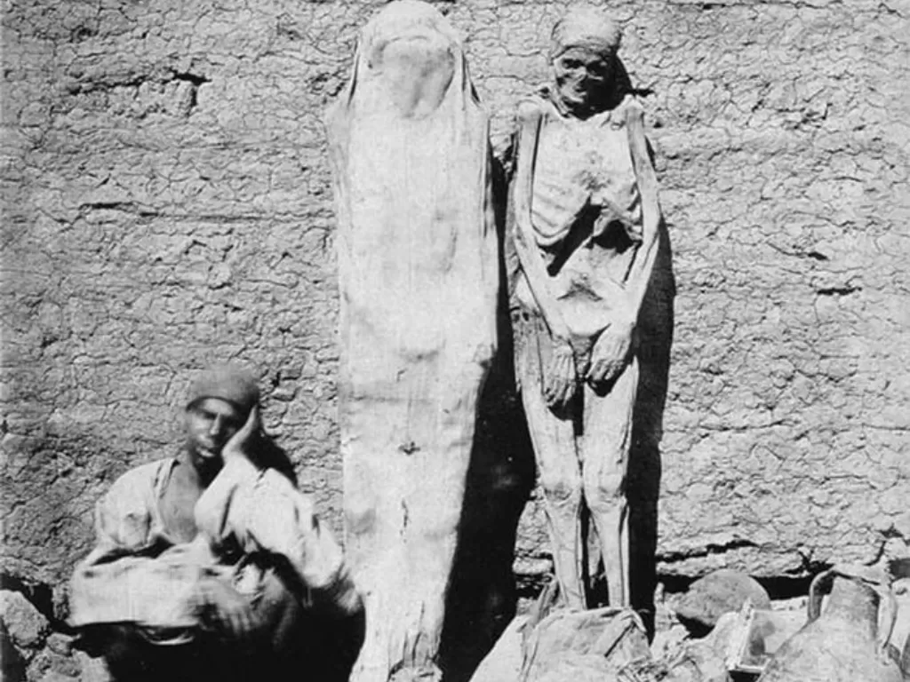 Pedagang yang menjual mumi yang bisa digunakan untuk pengobatan. (Rare Historical photos)