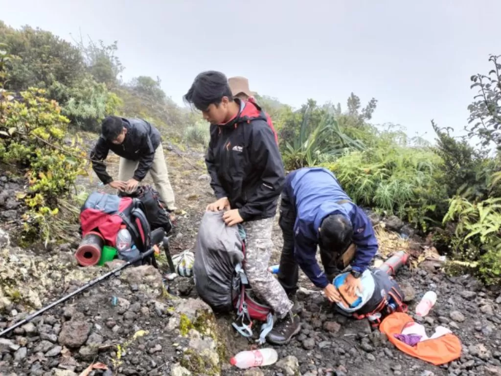 Tim Penyapu dari BKSDA, Basarnas dan Pemuda setempat memaksa turun para pendaki Gunung Marapi yang mengalami erupsi (Antara/HO-BKSDA)
