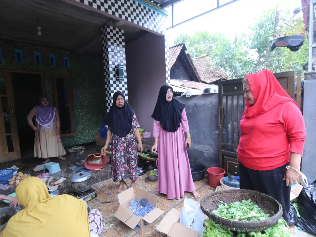 Pelaksana tugas wali kota Semarang Hevearita Gunaryanti Rahayu saat berada di dapur darurat (kanan). (Dok. Pemkab Semarang)