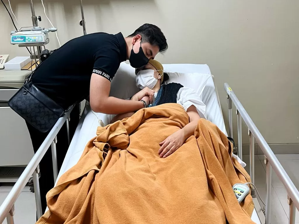 Athalla Naufal jaga Venna Melinda di rumah sakit (Instagram/athallanaufal7)