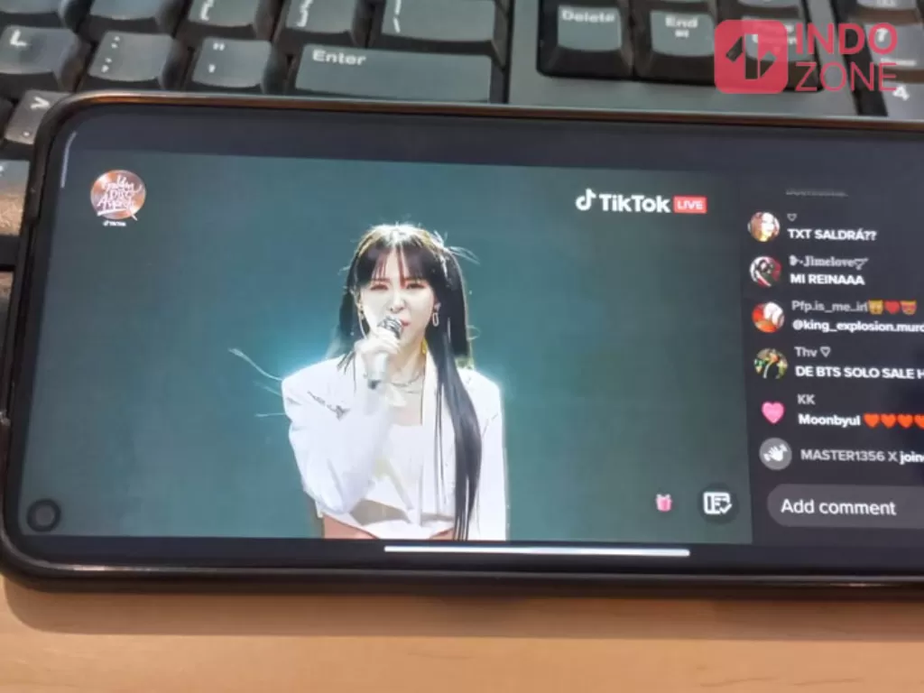 Pengguna TikTok di Indonesia sudah bisa coba fitur fullscreen, yang membuat video diputar dalam tampilan horizontal.  (INDOZONE/Gema Trisna Yudha)