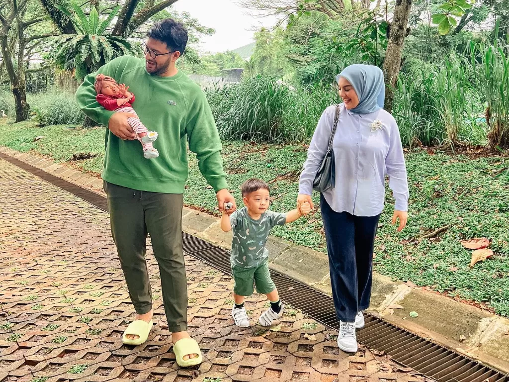 Ammar Zoni dengan Irish Bella dan kedua anaknya (Instagram/_irishbella_) 