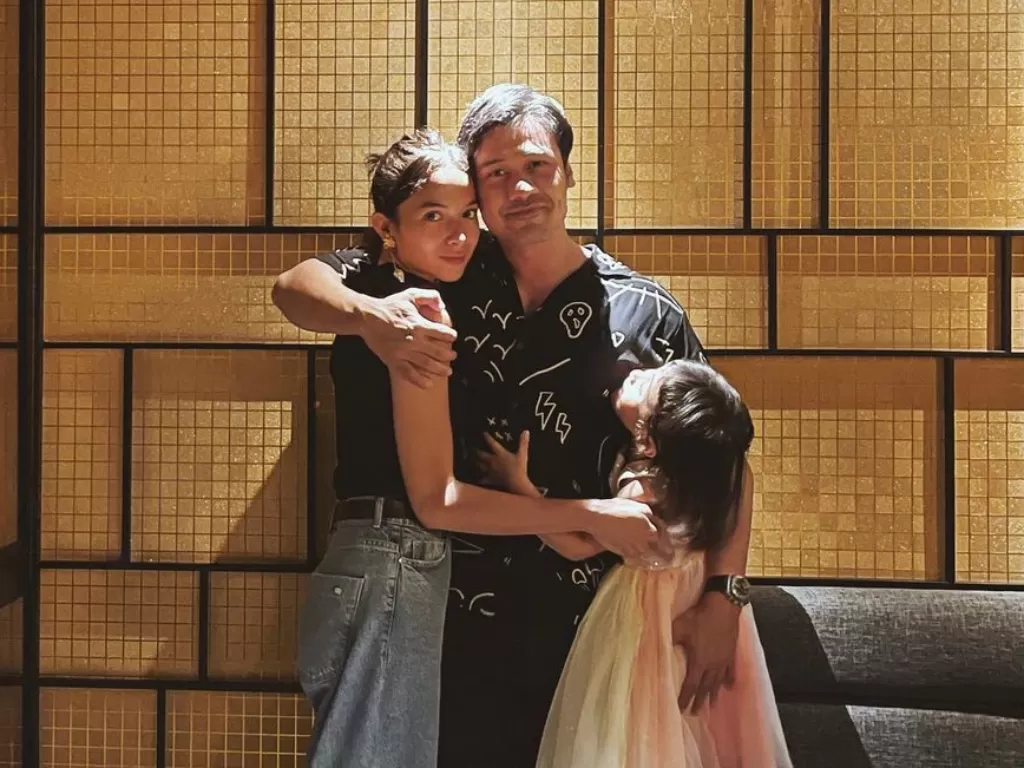 Chicco Jerikho bersama Putri Marino dan anaknya. (Instagram/putrimarino)