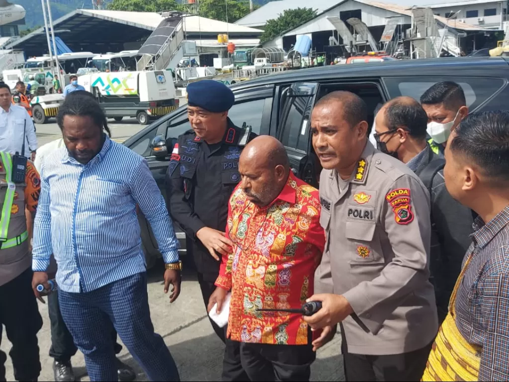 Proses pengamanan Gubernur Papua Lukas Enembe untuk di bawa ke Jakarta. (Dok Divisi Humas Polri).