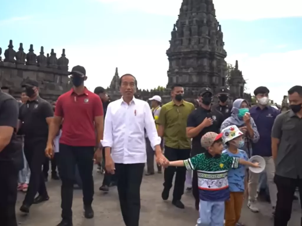 Presiden Jokowi liburan ke Candi Prambanan bersama cucunya. (YouTube/Sekretariat Presiden)