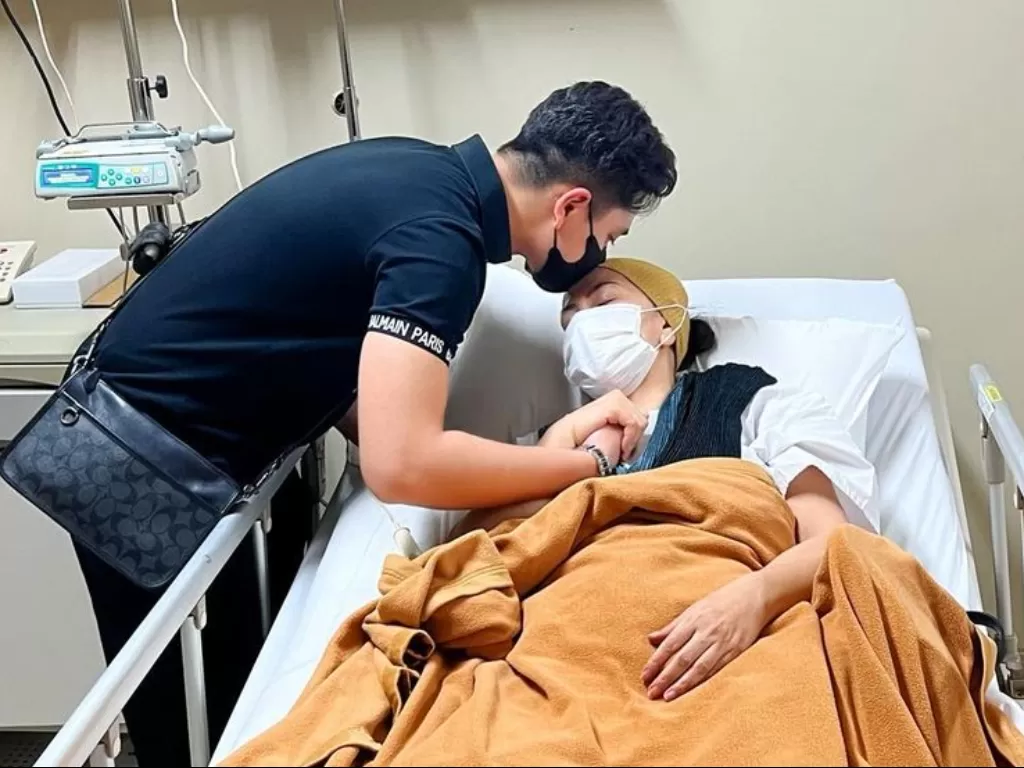 Venna Melinda saat dijenguk anak keduanya, Athalla Naufal di rumah sakit. (Instagram/athallanaufal7)