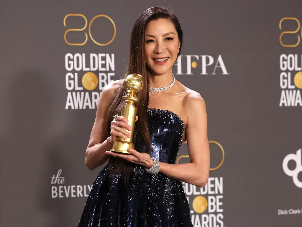 Michelle Yeoh menyabet piala Aktris Terbaik kategori Film Musikal atau Komedi di ajang Golden Globe 2023 (REUTERS/Mario Anzuoni)