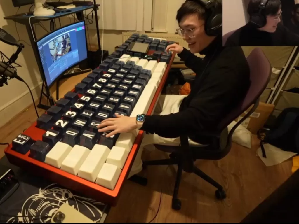 Keyboard raksasa yang dimainkan oleh streamer Twitch BTMC. (Twitch/BTMC)