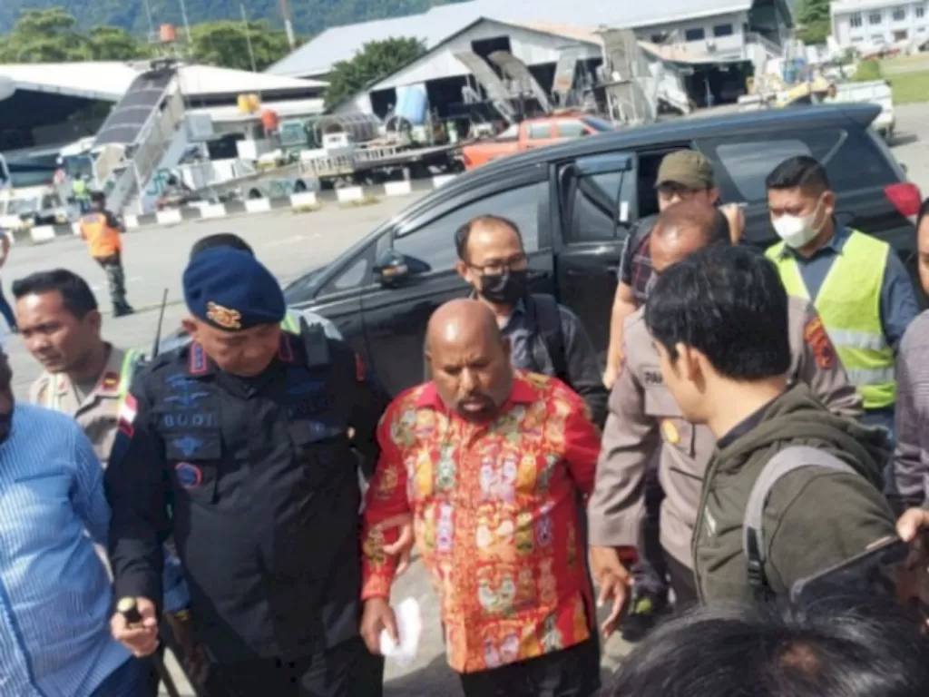Gubernur Papua Lukas Enembe saat dibawa ke Jakarta. (Dok Divisi Humas Polri).