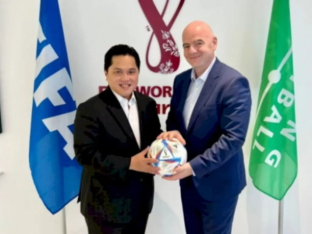 Menteri BUMN Erick Thohir (kiri) dan Presiden FIFA, Gianni Infantino (kanan) (Twitter/erickthohir)
