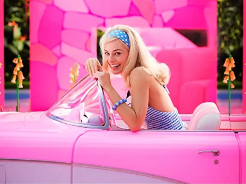 Margot Robbie sebagai Barbie (IMDb)