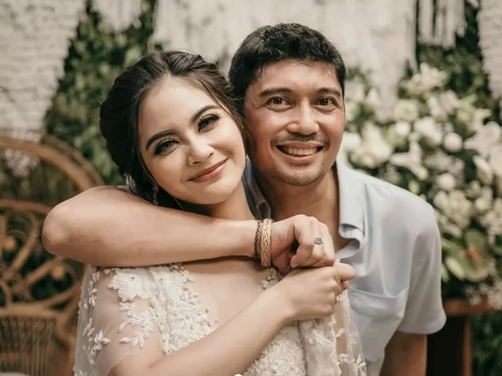 Tiwi T2 dan suaminya, Arsyad Rahman (Instagram/theexomoto)