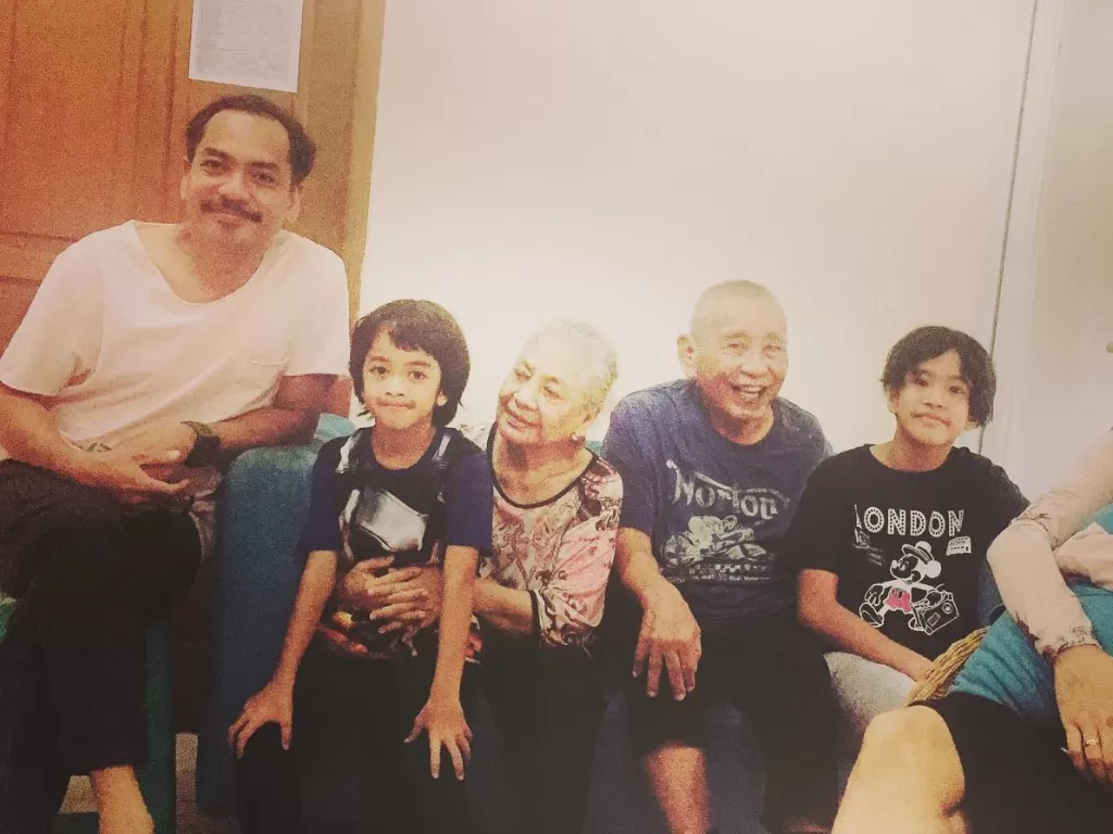 Indra Birowo bersama ayah dan ibunya (Instagram/indrabirowox)