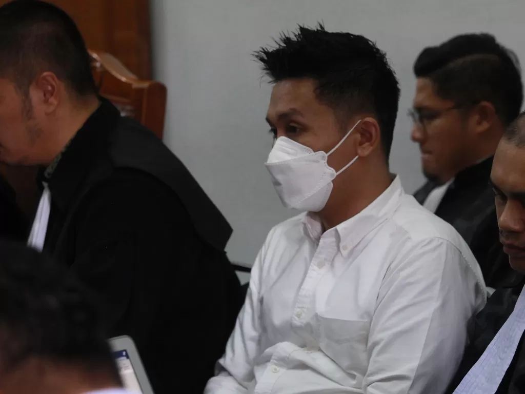 Terdakwa kasus dugaan perintangan penyidikan pembunuhan Brigadir Yosua, Chuck Putranto (tengah). (ANTARA FOTO/Reno Esnir).