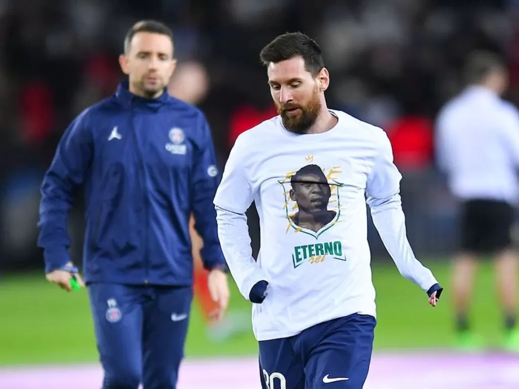 Lionel Messi melakukan pemanasan dengan mengenakan kaos bergambar wajah Pele (Instagram/@psg)